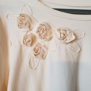 Beautiful yellow top with flower detail